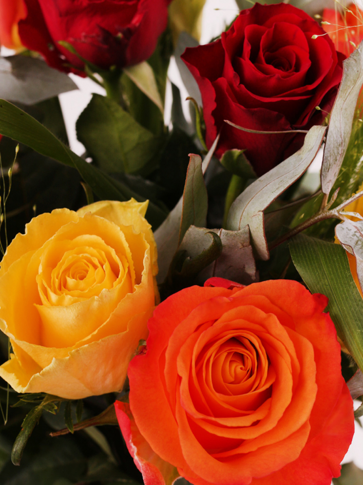 Rosenstrauß in Gelb-Orange-Rot mit Panicum und Eukalyptus